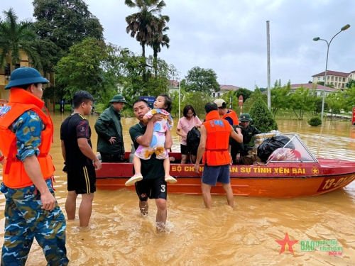 Cán bộ, chiến sĩ Bộ Chỉ huy Quân sự tỉnh Yên Bái sơ tán nhân dân khỏi vùng ngập lụt do hoàn lưu cơn bão số 3 gây ra. Ảnh: qdnd.vn 